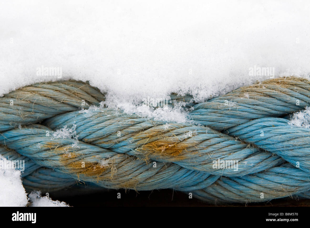 Alten Stron blau Schleppkabel ist im Winter mit Schnee bedeckt. Stockfoto
