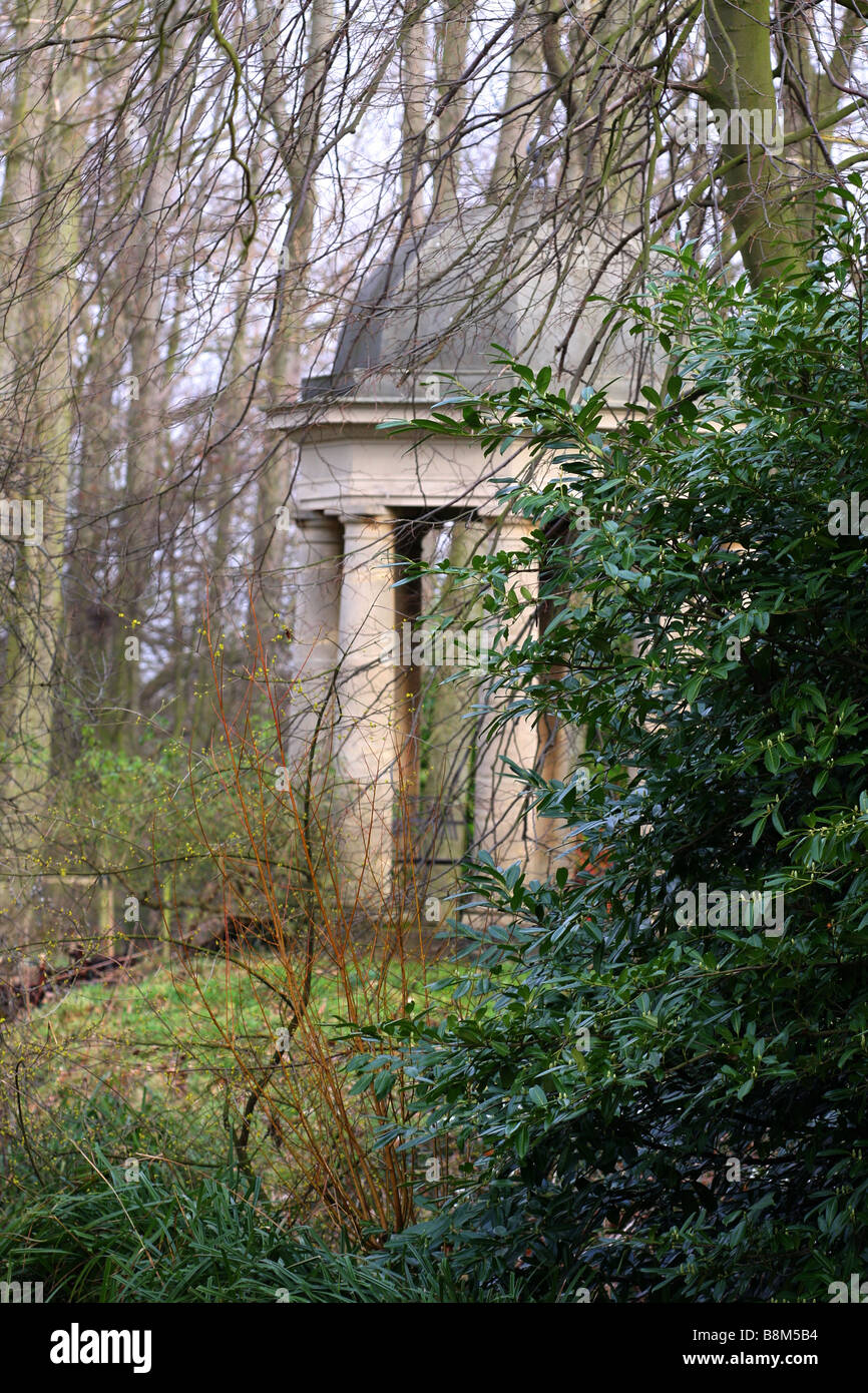 Tempel im Wald, Bäume ohne Blätter, Äste verdeckt die Sicht winter. Stockfoto