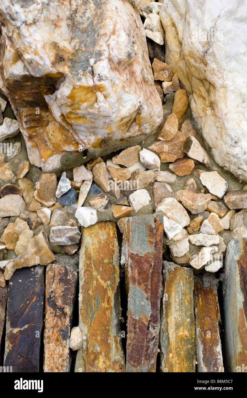 Kombination aus Quarz Splitt und Blöcke von weißem Quarz, aus denen eine Wand. Stockfoto