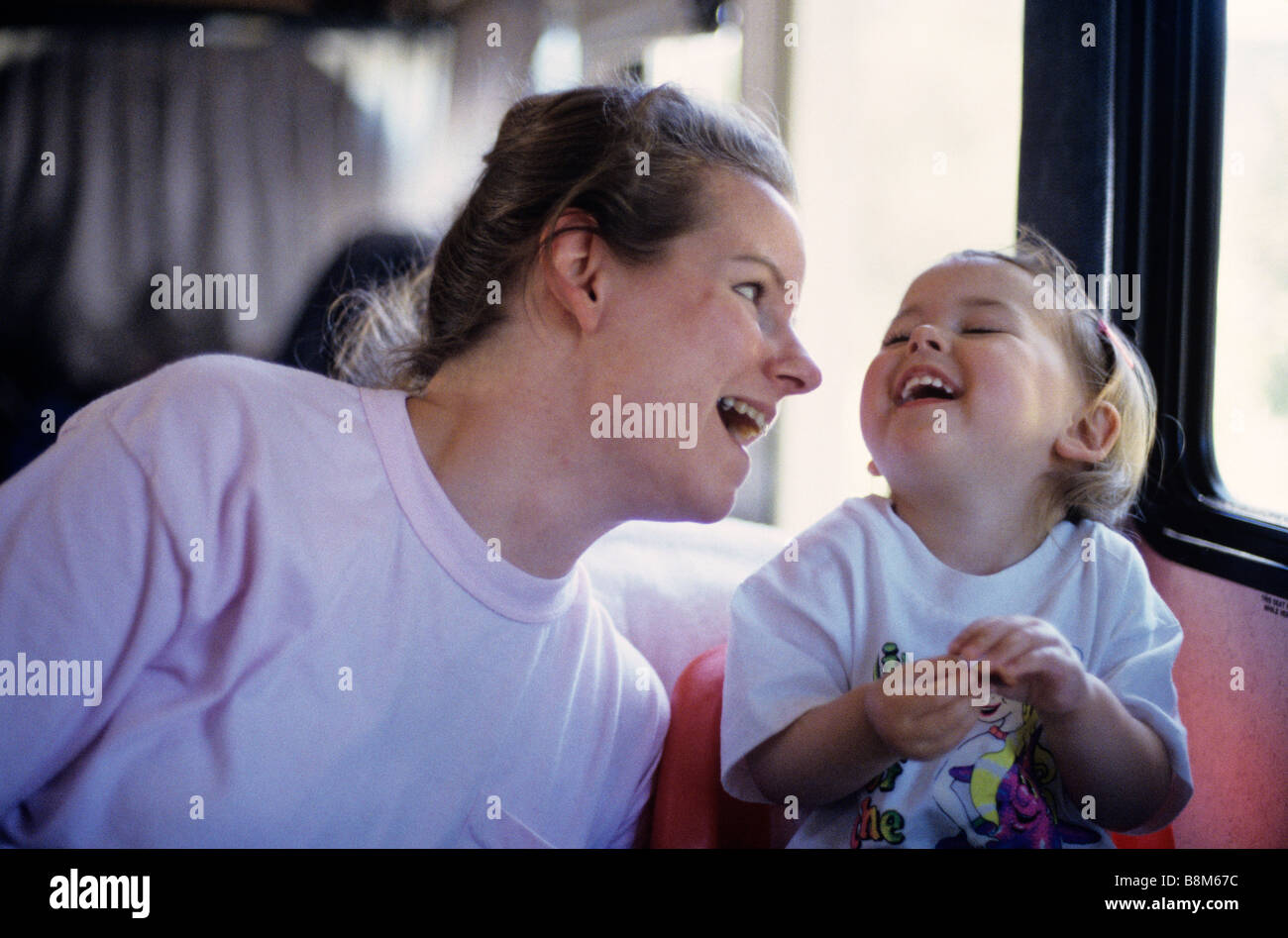 Mutter mit Tochter und Mutter und Tochter lachend Interaktion Stockfoto