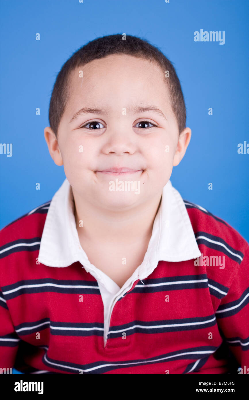Latino Boy Studioportrait vor blauem Hintergrund Stockfoto