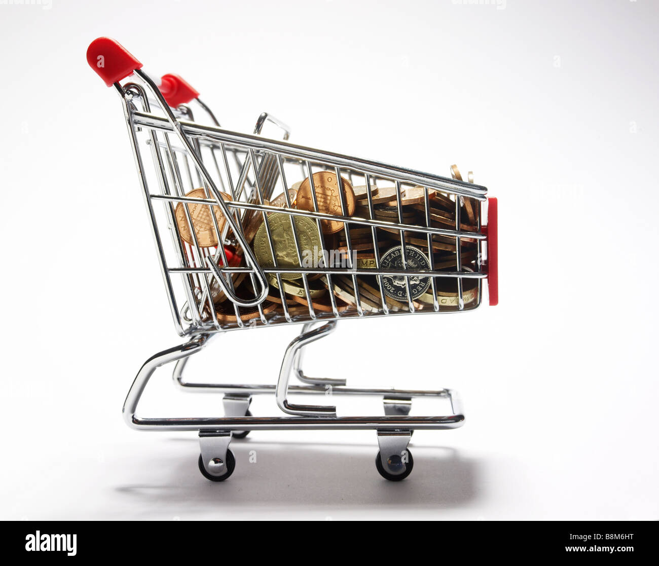 Bargeld in einem Miniatur-Einkaufswagen Stockfoto