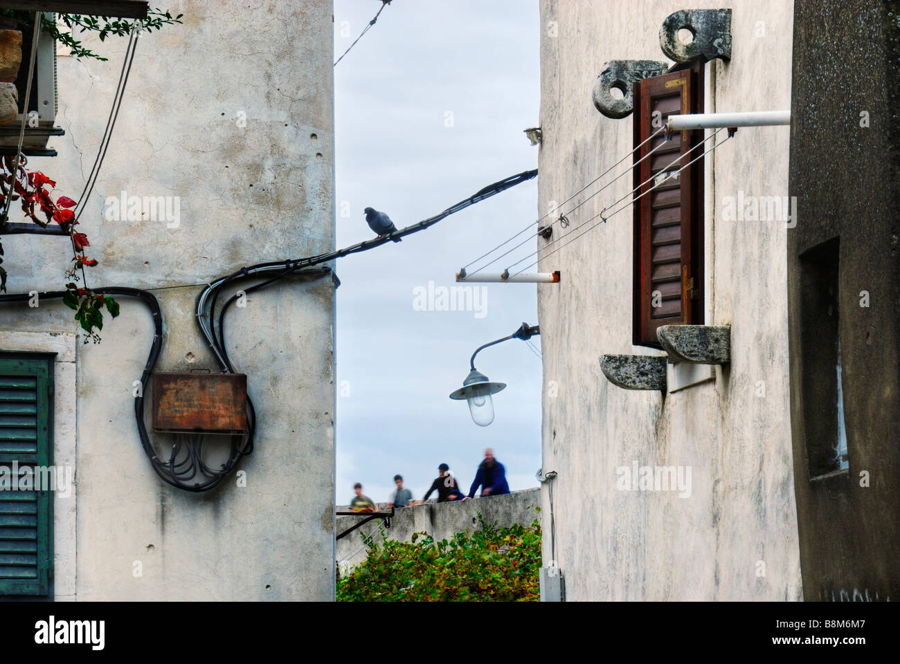 Touristen suchen über die Stadtmauer in Dubrovnik, Kroatien Stockfoto