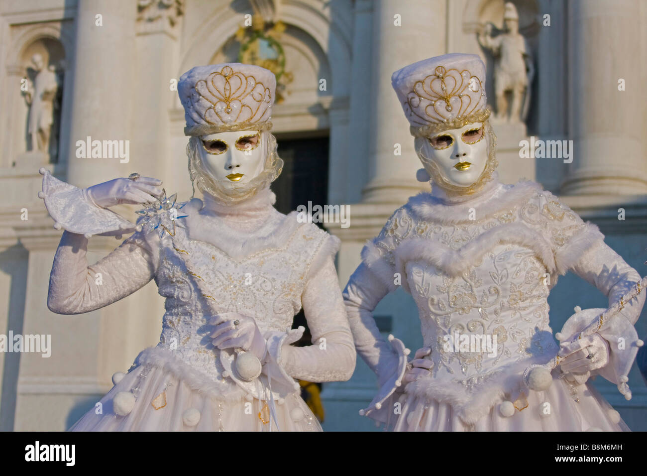 Karneval in Venedig. 2 halbe Länge weißes Kostüm & Maske, Venedig Veneto Italien Europa horizontale 90804-Venedig Stockfoto