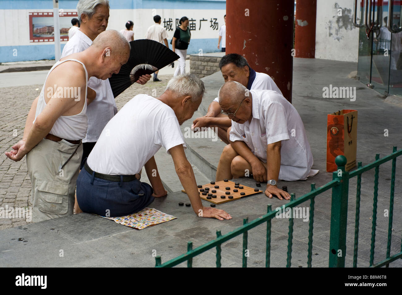 Alte chinesische Männer spielen Kontrolleure in der alten Stadt von Shanghai Stockfoto