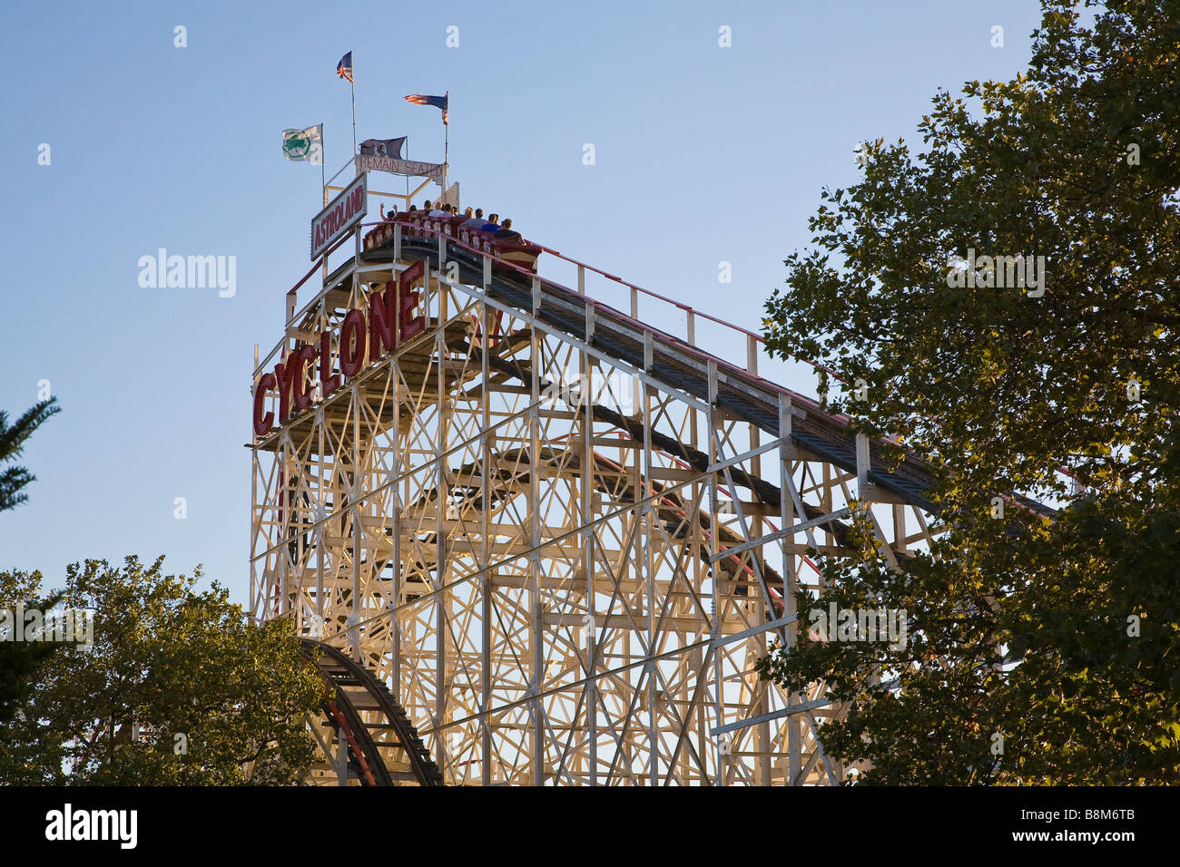 Ein Auto voller Freude-Fahrer auf die Cyclone-Achterbahn im Astroland, Coney Island, Brooklyn, NY USA Stockfoto