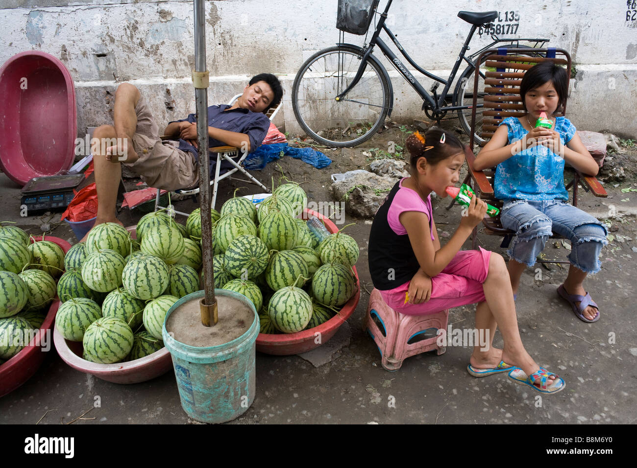 Eine Familie verkaufen Wassermelonen nimmt eine Pause am Nachmittag in der alten chinesischen Shanghai, China Stockfoto