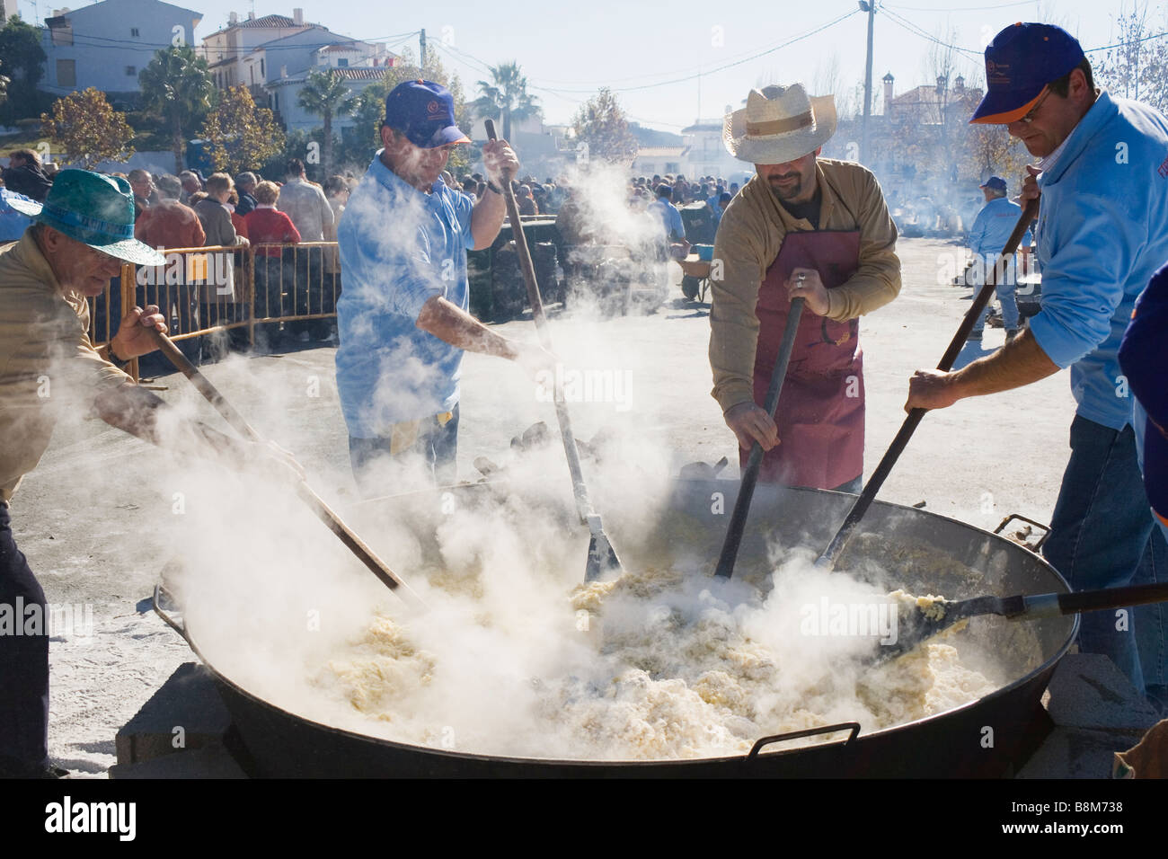 Torrox Pueblo Axarquia Region Malaga Spanien Migas Festival Männer bereitet die Migas in großen Pfanne über Holzfeuer Stockfoto