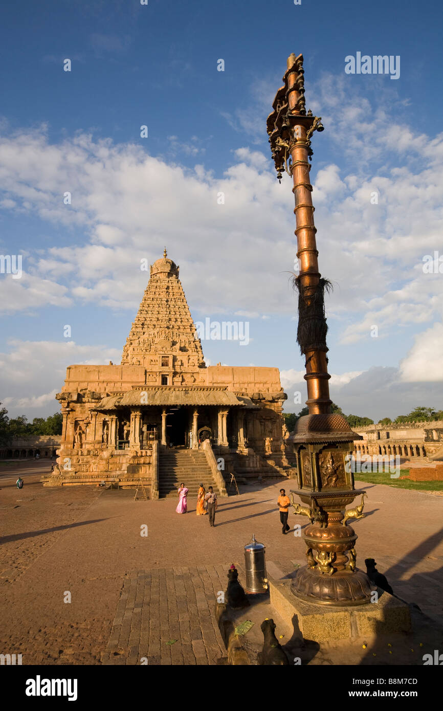 Indien-Tamil Nadu Thanjavur Brihasdishwara Tempel Dwjastampa symbolische Metall Säule Fahnenmast Stockfoto
