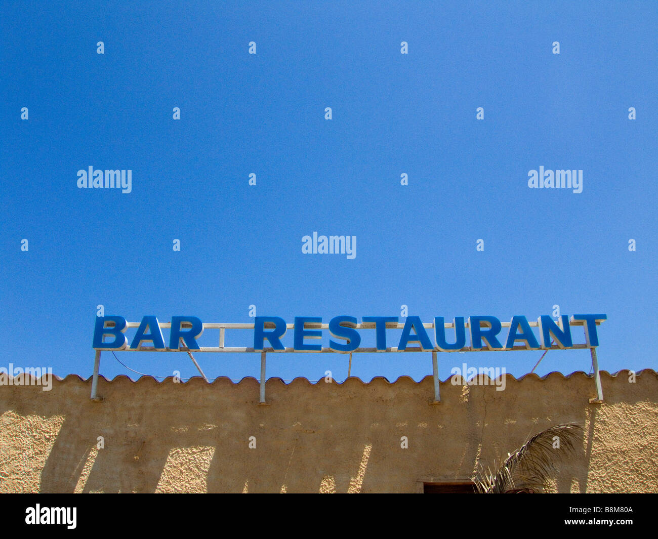 Ein Bar-Restaurant-Zeichen vor einem blauen Himmel Stockfoto