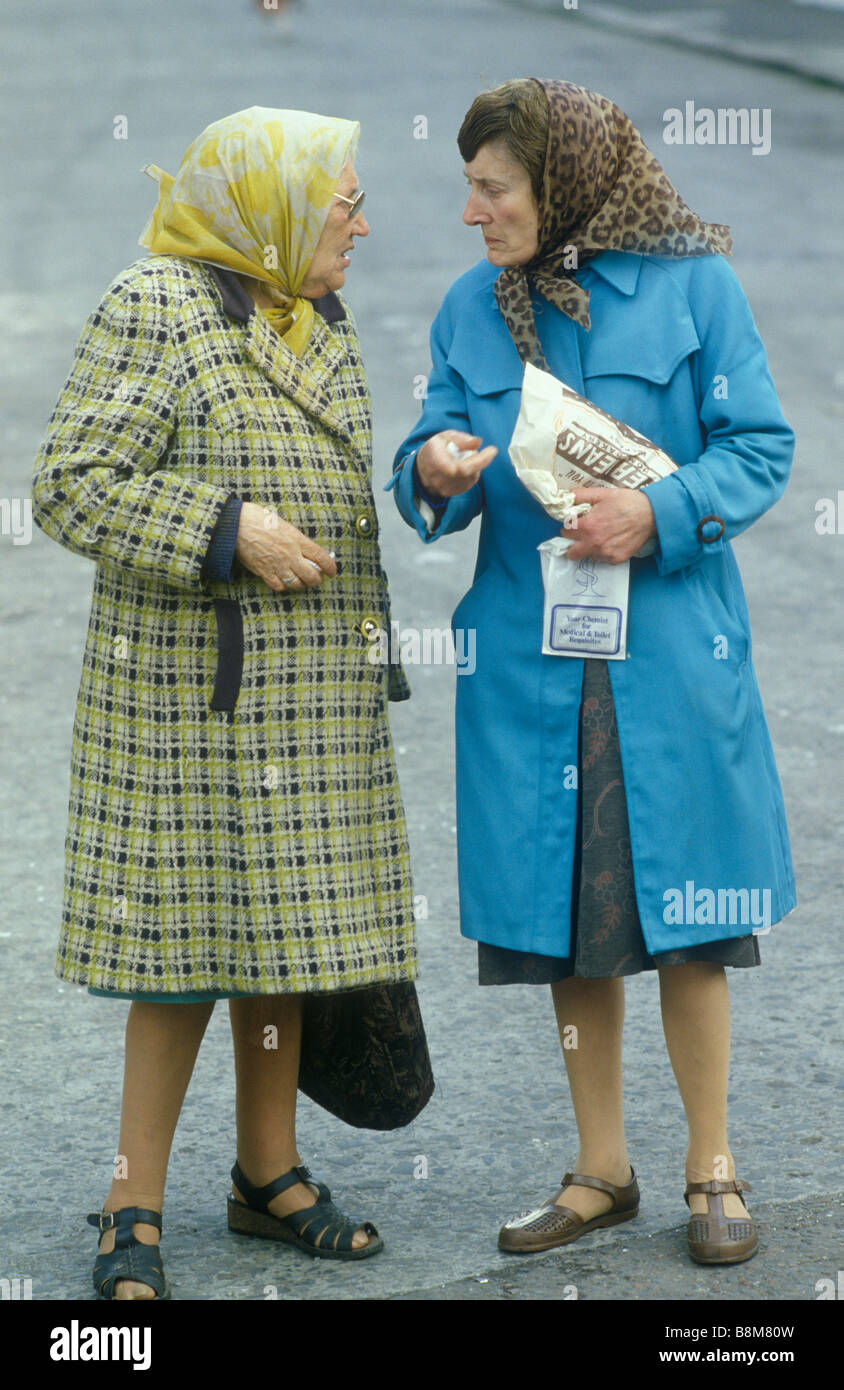 Frauen, die sich auf der Straße unterhalten, gerade von den Geschäften. Blackhill Estate, Glasgow, Schottland, Großbritannien 1985. 1980er, 80er, HOMER SYKES Stockfoto