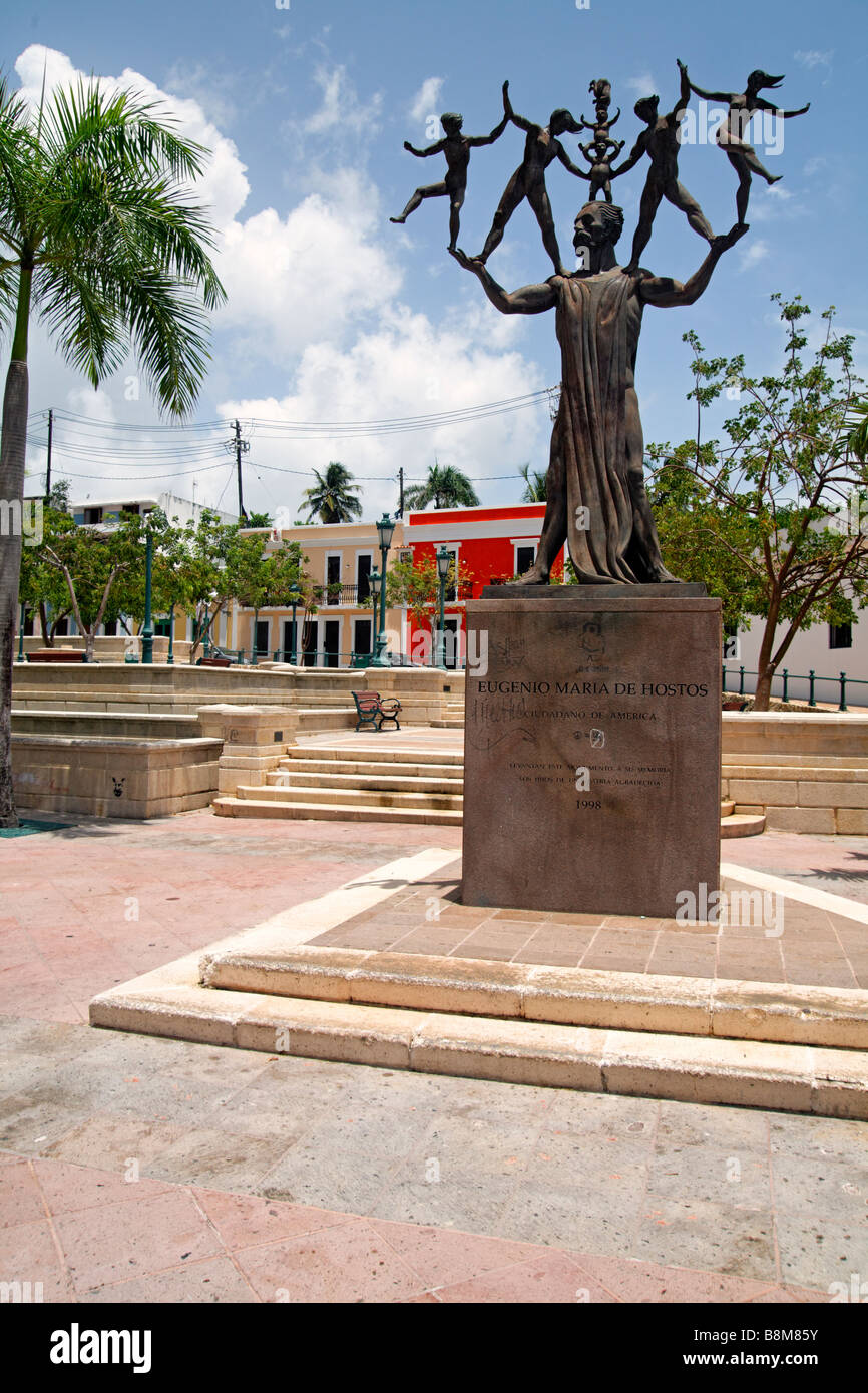Blick auf die Statue von Eugenio Maria de Hostos im Park de Beneficencia Old San Juan Puerto Rico Stockfoto