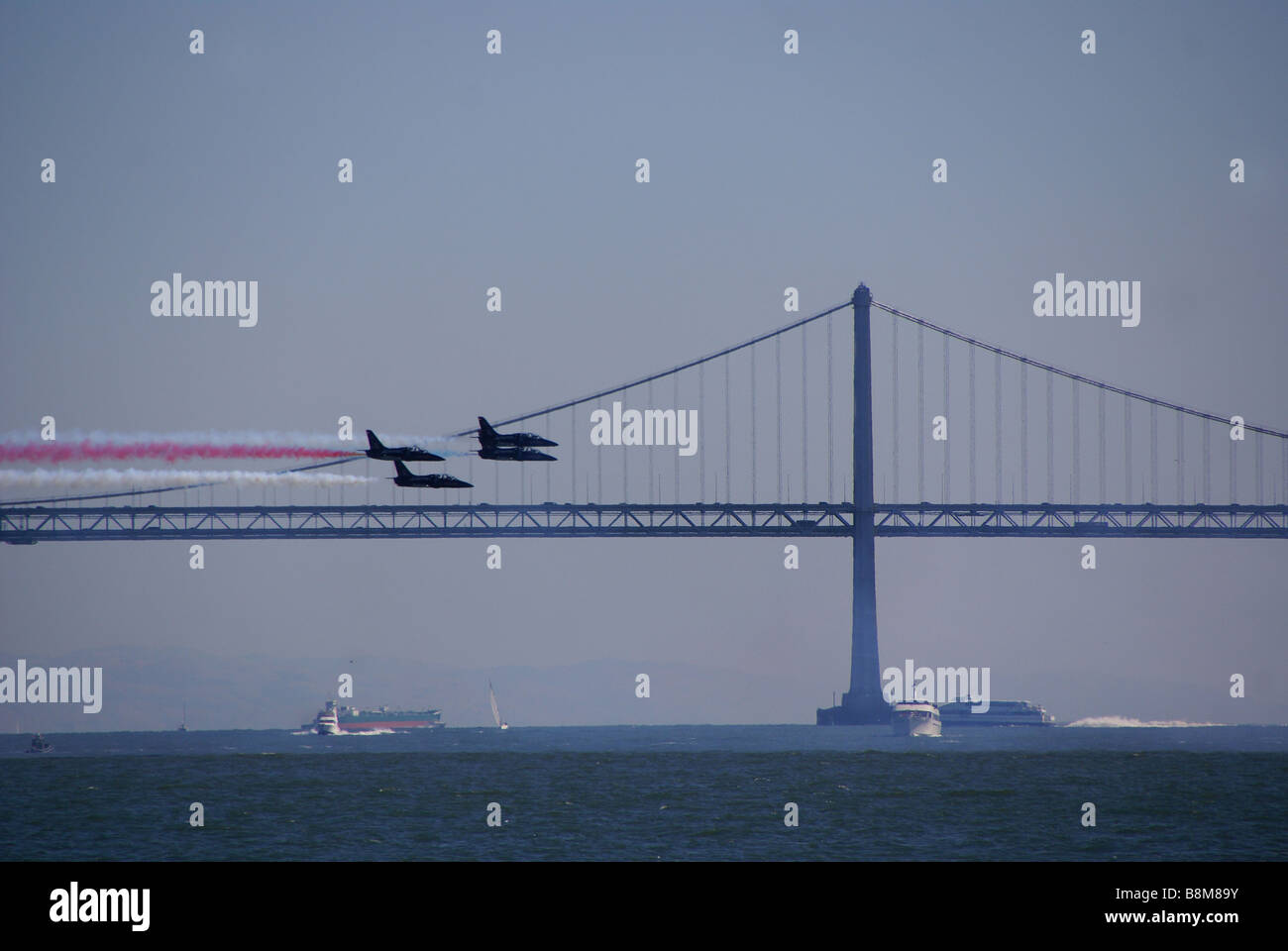 Blauen Engel fliegen durch die Bay Bridge Stockfoto