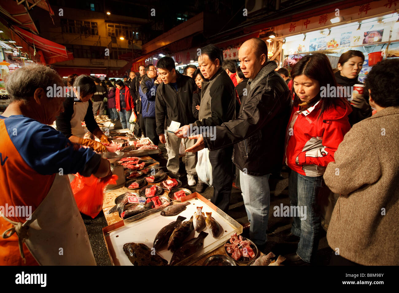 Night Verkaufsoffener Bowrington Road Strassenmarkt in Causeway Bay, Hong Kong. Stockfoto