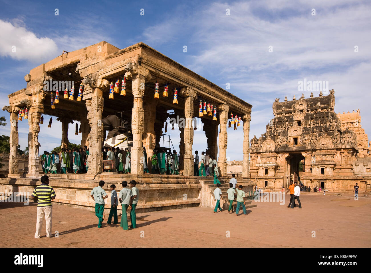 IndienTamil Nadu Thanjavur Brihasdishwara Tempel Besucher NandiStatue