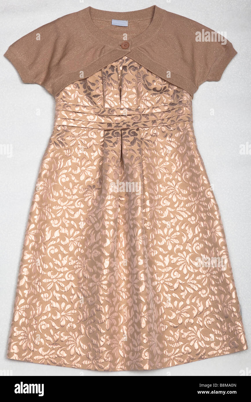 Beige Kleid für Damen. Das Muster auf Stoff. Gestrickte Artikel. Auf einem weißen Hintergrund. Stockfoto