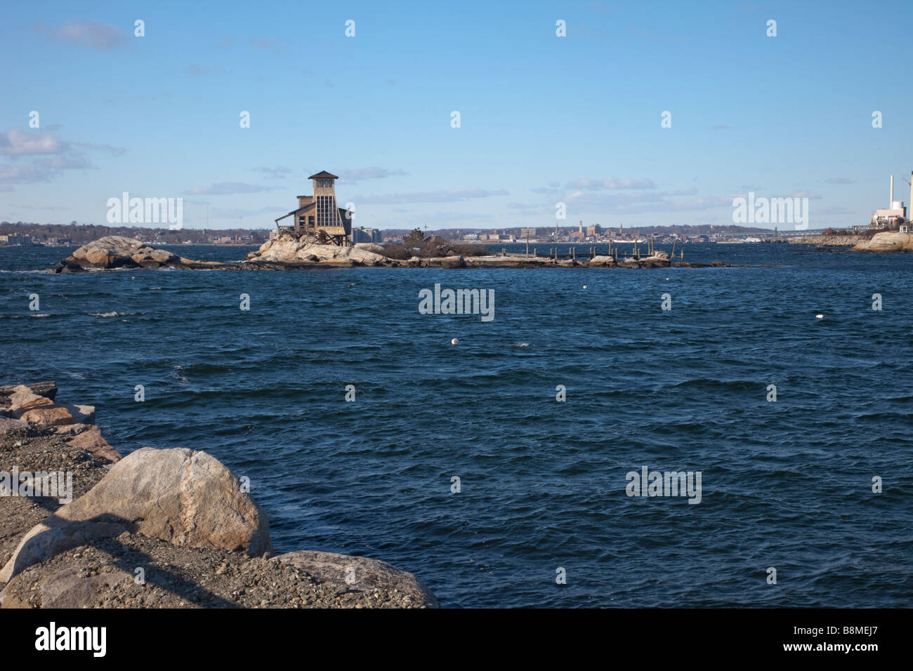 Leuchtturm im Hafen auf dem Rock-Fundament Stockfoto