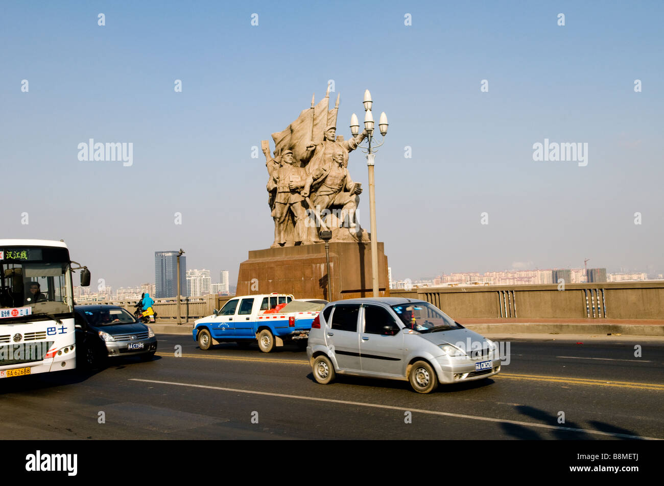 Fahrzeuge überqueren die erste Brücke über den Jangtse-Fluss. Die Brücke war in den 1960er Jahren die größten engineering-Projekt in China. Stockfoto