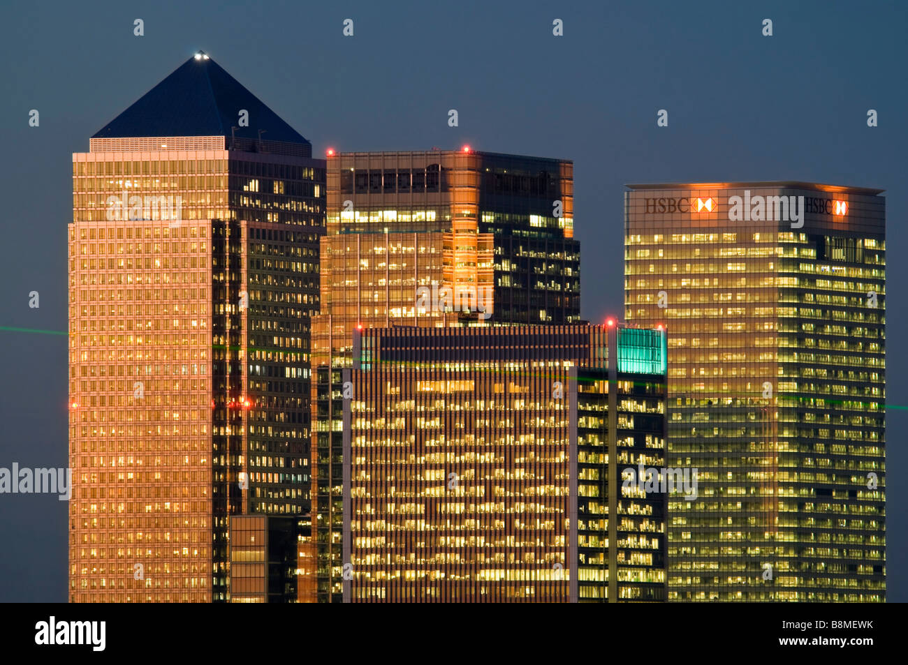 Horizontal in der Nähe der Wolkenkratzer von Canary Wharf nachts beleuchtet durch die Büroleuchten in den Docklands von East London Stockfoto