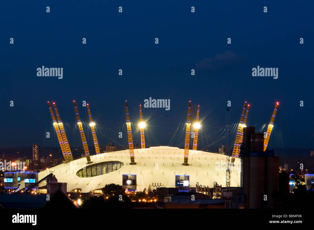 Horizontal in der Nähe der O2 Millennium Dome ehemals bis nachts beleuchtet Stockfoto