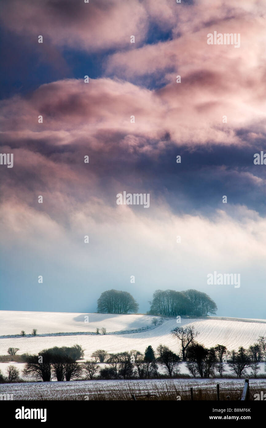 Eine stürmische schneereichen Winter Landschaftsansicht oder Szene auf Overton Hill in der Nähe von Marlborough Wiltshire England UK Stockfoto