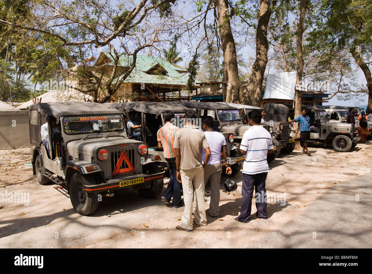 Indien-Andamanen und Nikobaren Havelock Island Nummer 1 Steg Jeeps warten auf Touristen transportieren Stockfoto