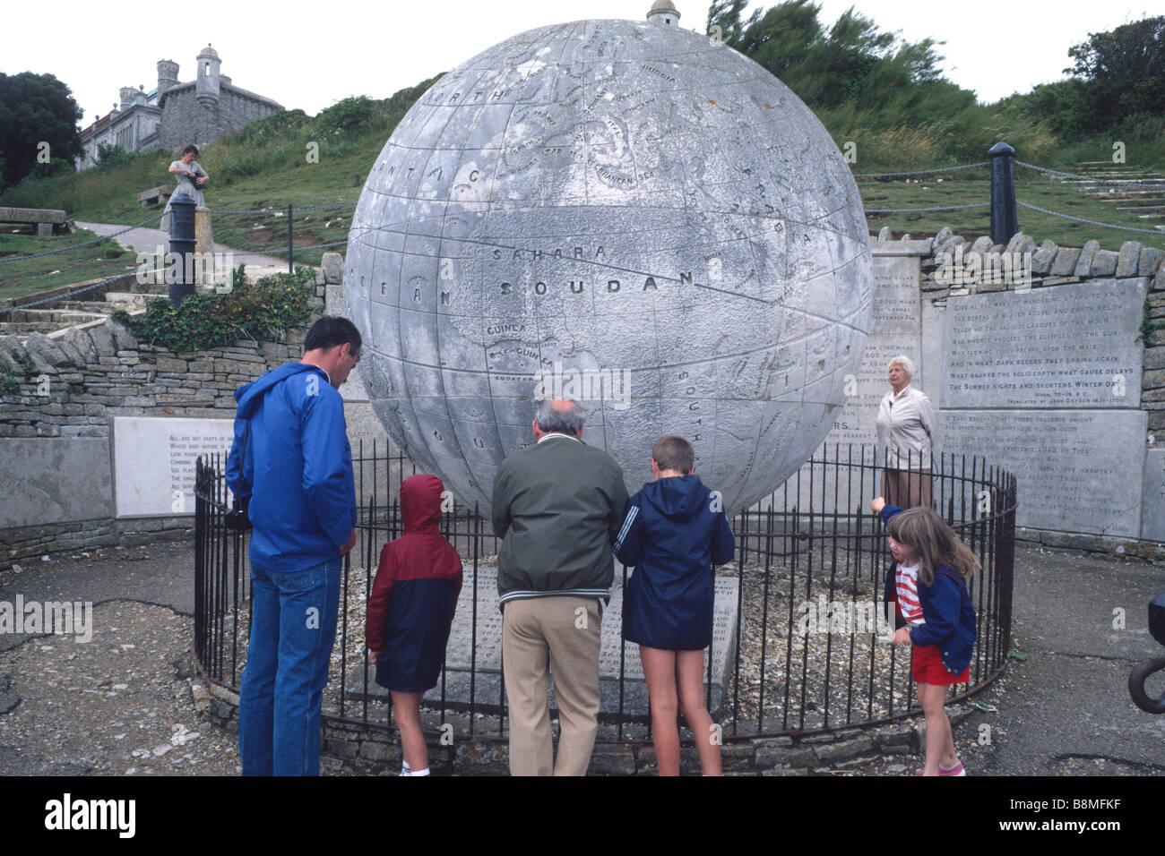 Familie, studiert die Great Globe im Durlston Head, Dorset Stockfoto