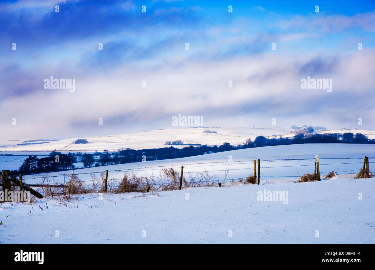 Einen sonnigen verschneiten Winter Landschaftsansicht oder Szene blickt Cherhill auf Wiltshire Downs England UK Stockfoto