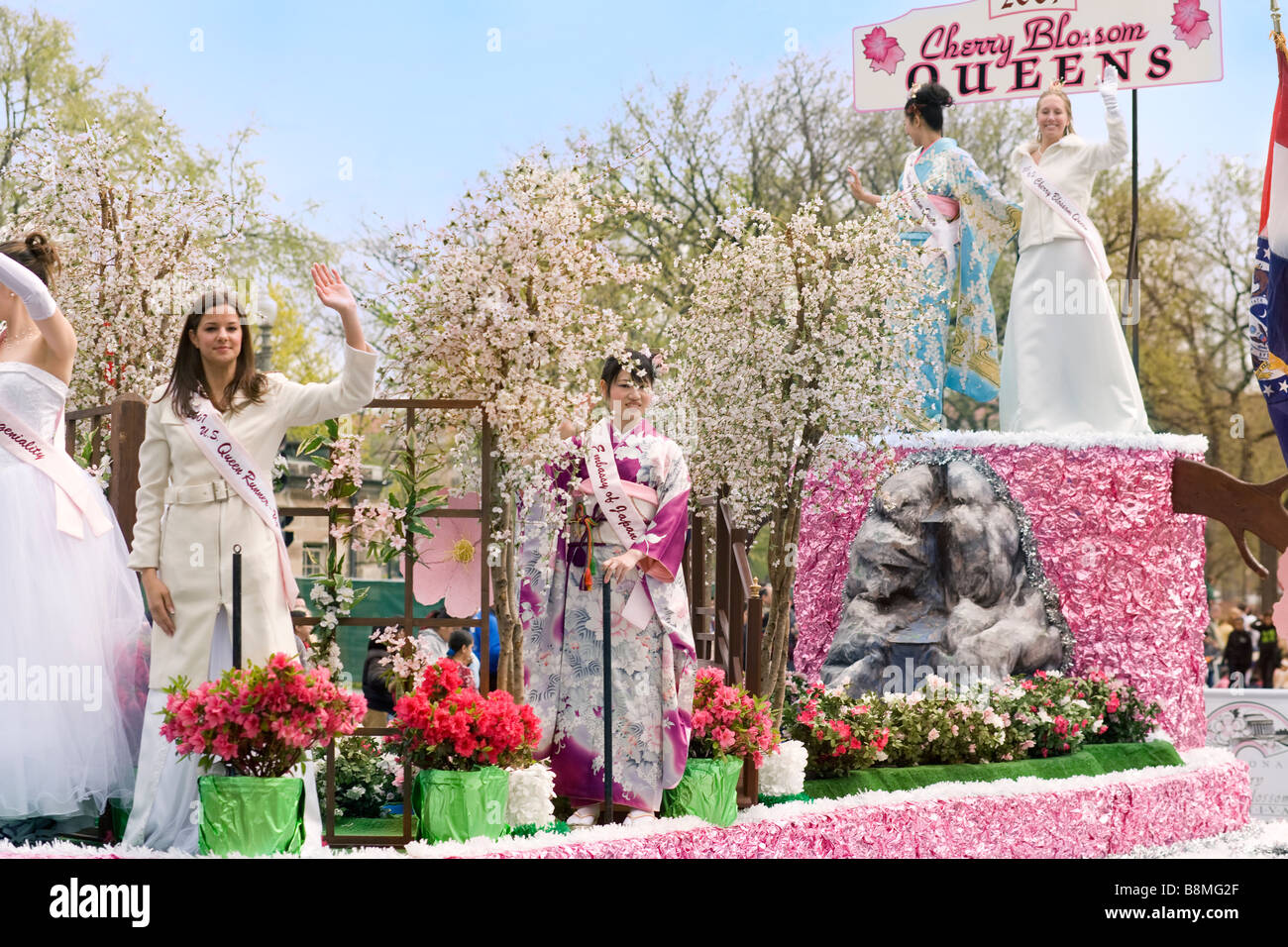 Schweben Sie mit dem Festival Queens of National Cherry Blossom Festival Parade Washington DC 2007 Stockfoto