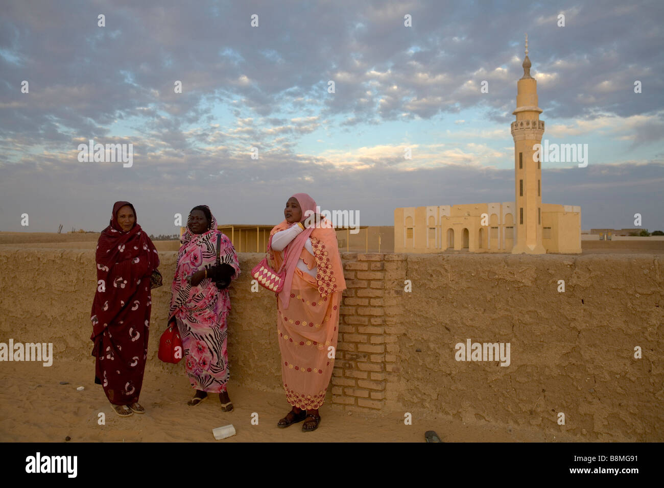 Arabische Frauen stehen vor der Moschee in Old Dongola Banganarti Region am Nil Fluss Nubien Sudan Afrika Stockfoto