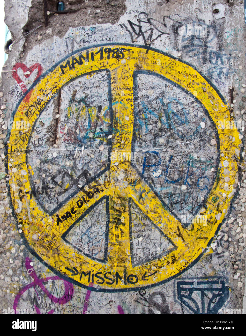 Friedenssymbol gemalt auf Abschnitt der original Berliner Mauer in Berlin Stockfoto
