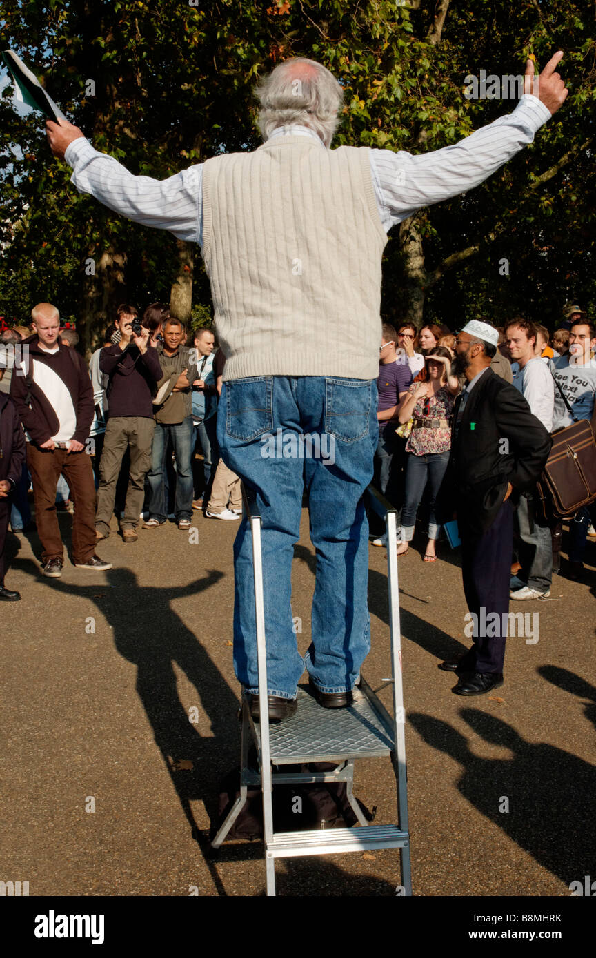 Eine religiöse Sprecher bei Speakers Corner mit ausgebreiteten Armen geben einen Schatten in der Form eines Kreuzes Stockfoto