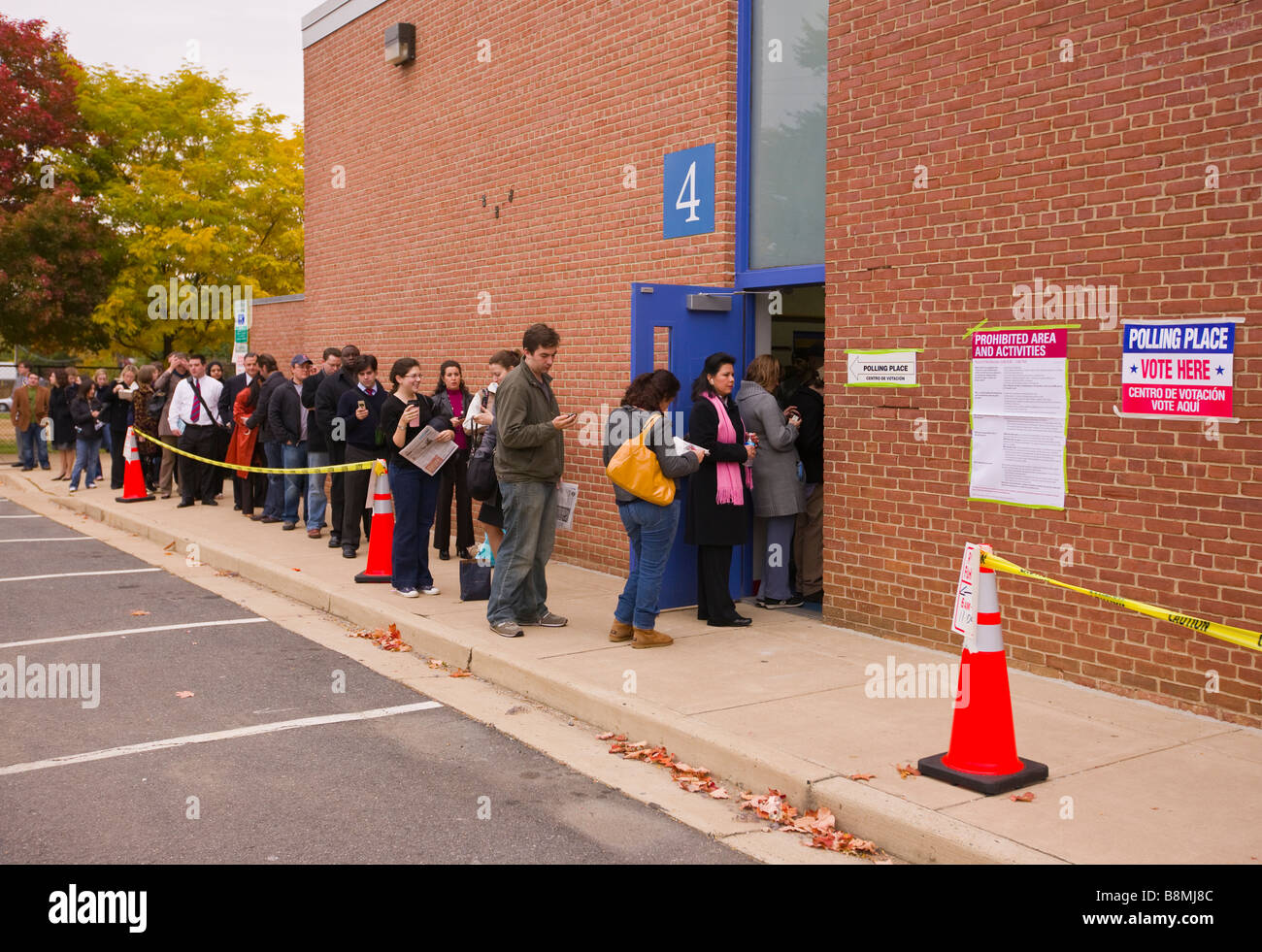 ARLINGTON VIRGINIA USA Menschen Schlange am Morgen zur Abstimmung über Präsidenten Wahltag 4. November 2008 Stockfoto