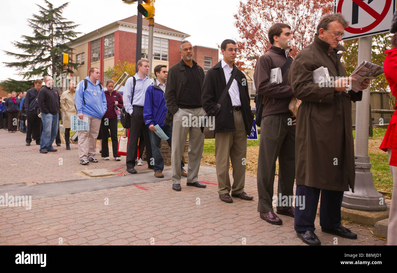 ARLINGTON VIRGINIA USA Leute morgens Schlange Präsidenten Wahltag 4. November 2008 abstimmen. Stockfoto