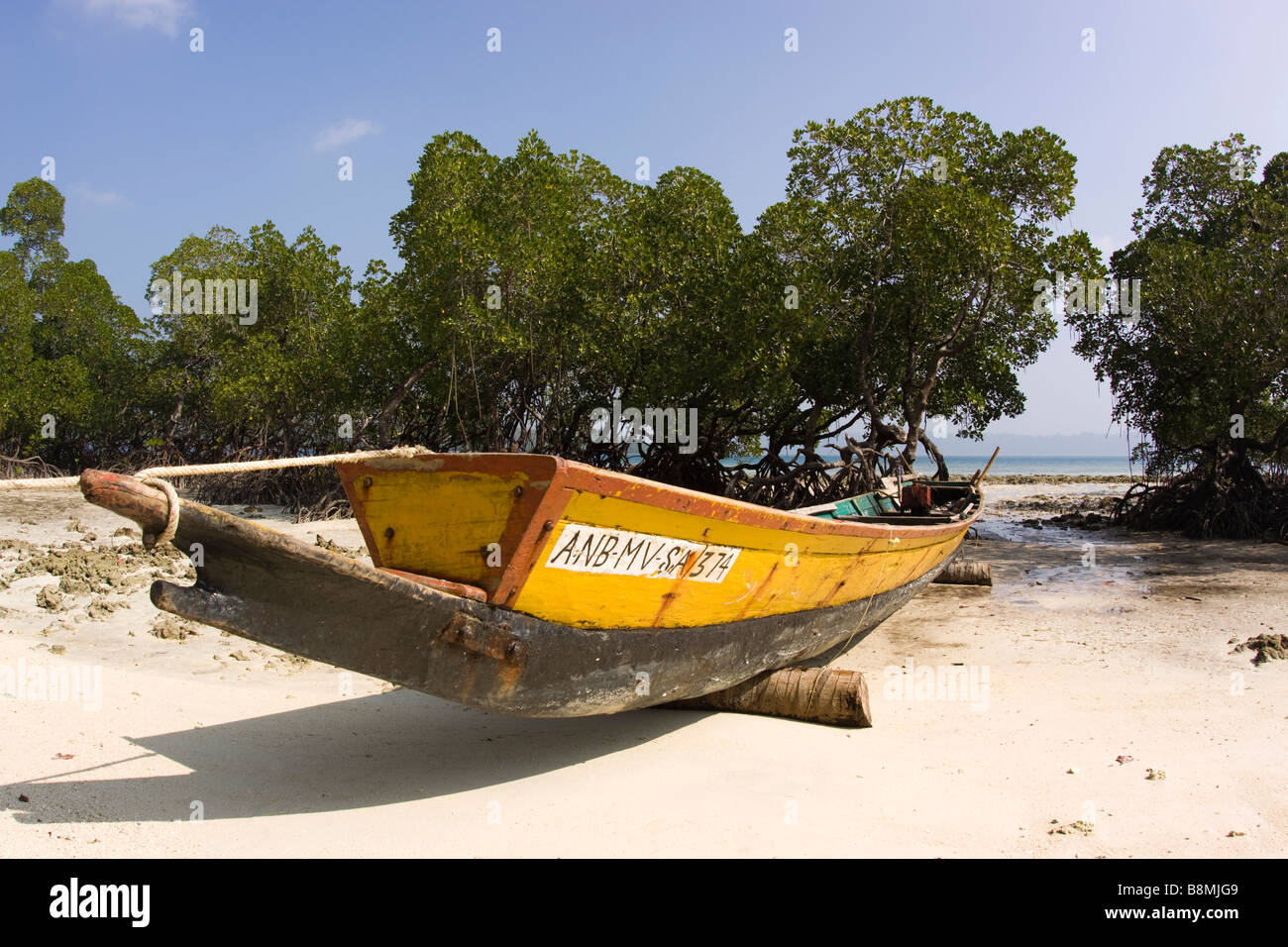 Indien-Andamanen und Nikobaren Havelock Island Angelboote/Fischerboote vertäut am Strand von Nummer 2 Stockfoto