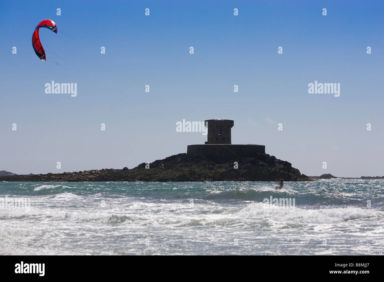 Kite-Surfen - Kitesurfen aus St Ouen fünf Meile Strand Jersey, The Channel CI Inseln UK United Kingdom GB Great Britain Stockfoto