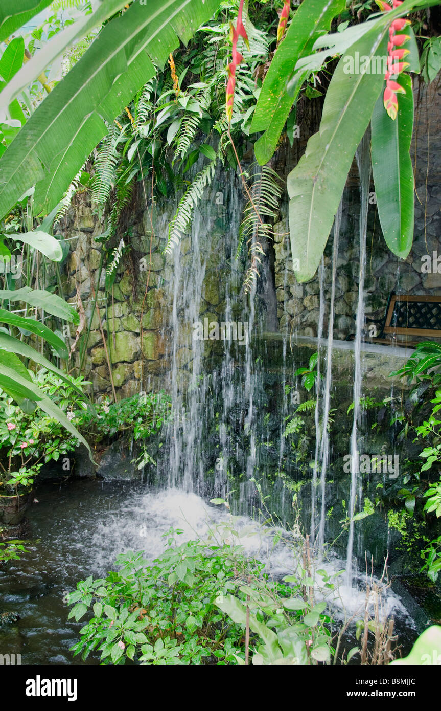 Wasserfall Lake Garden Herzen von Kuala Lumpur Rotwild Schmetterling Vogel Park Carcosa Seri Negara Orchid Hibiscus Garten. Stockfoto