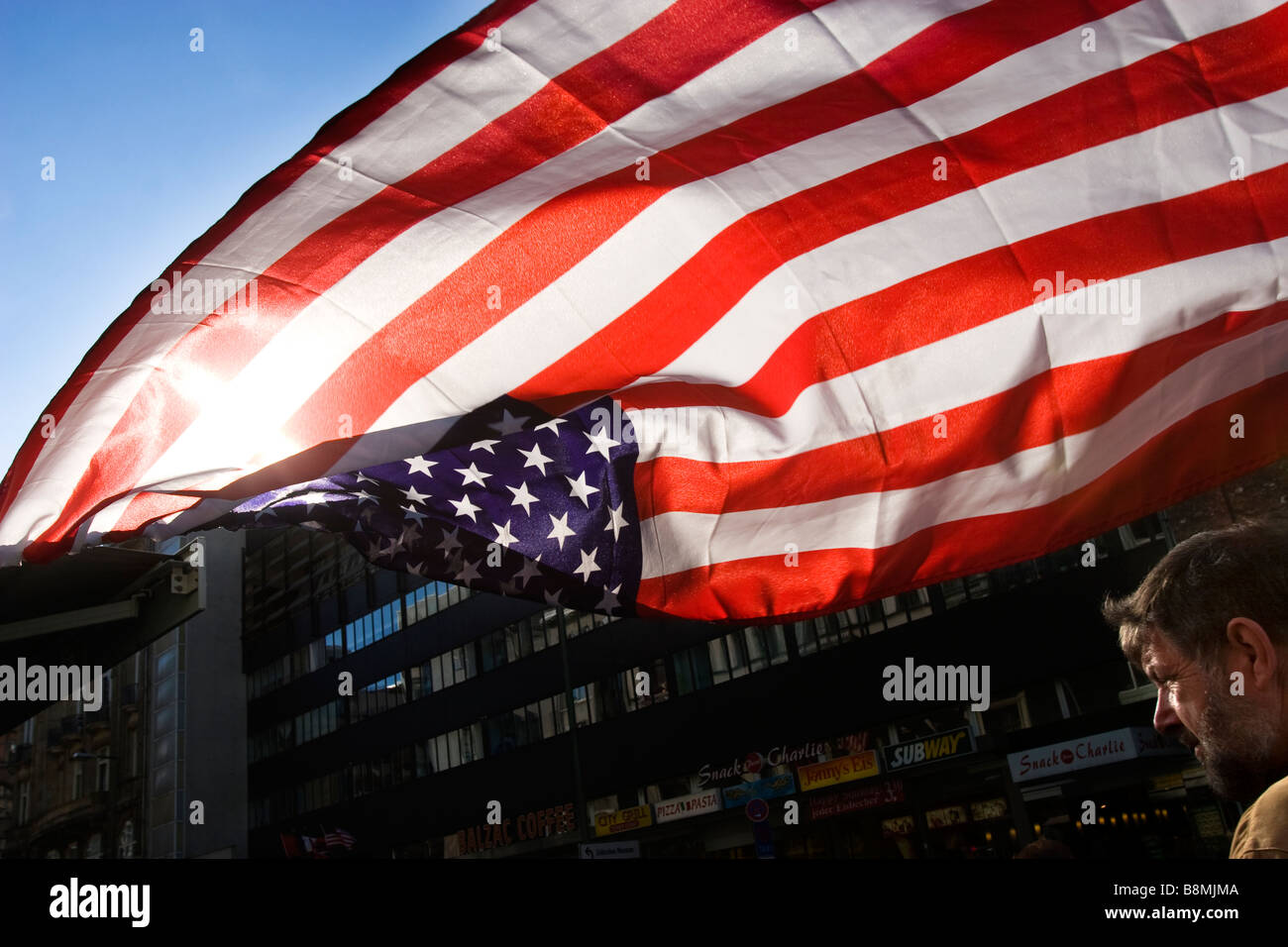 Berlin, Deutschland -20 Okt 2008-USA Flagge hängt neben dem Checkpoint Charlie in Berlin Stockfoto