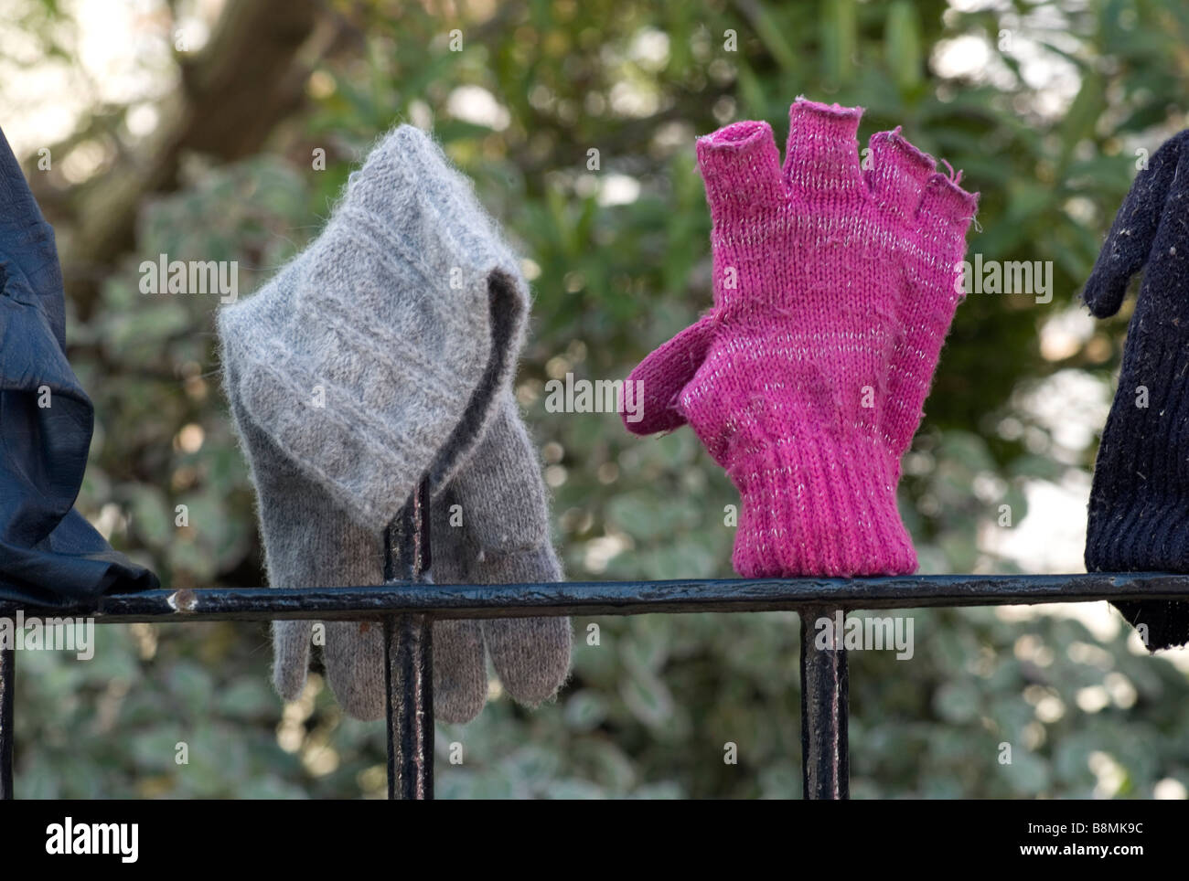 Verloren Handschuhe auf einem Geländer UK Stockfoto