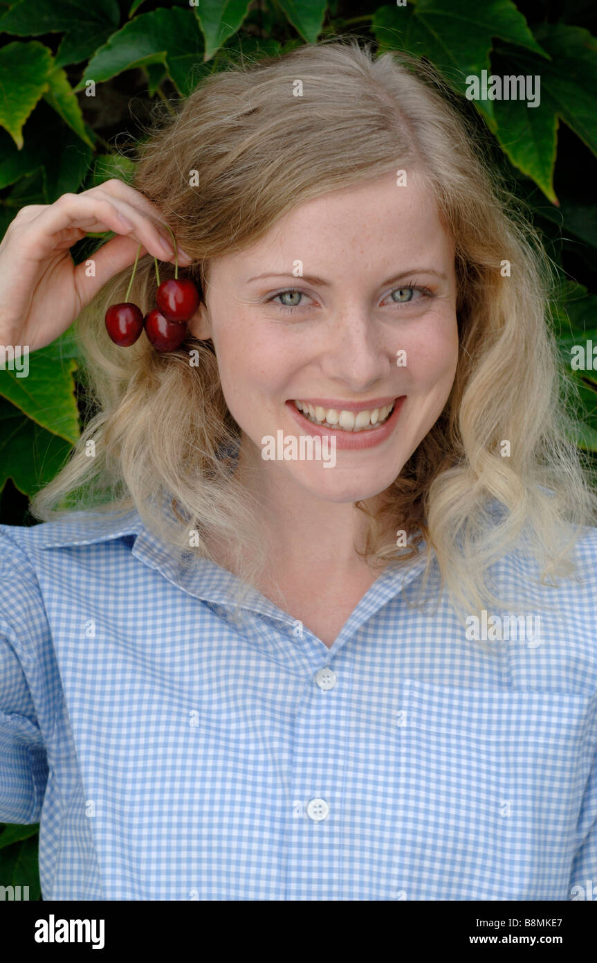 Frau mit Kirsche Ohrringe Stockfoto