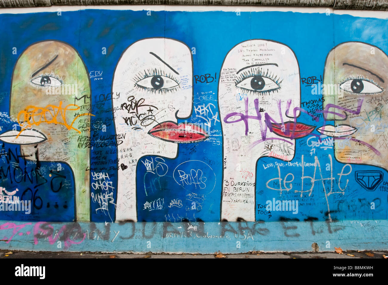 Graffi an der East Side Gallery der Berliner Mauer Stockfoto