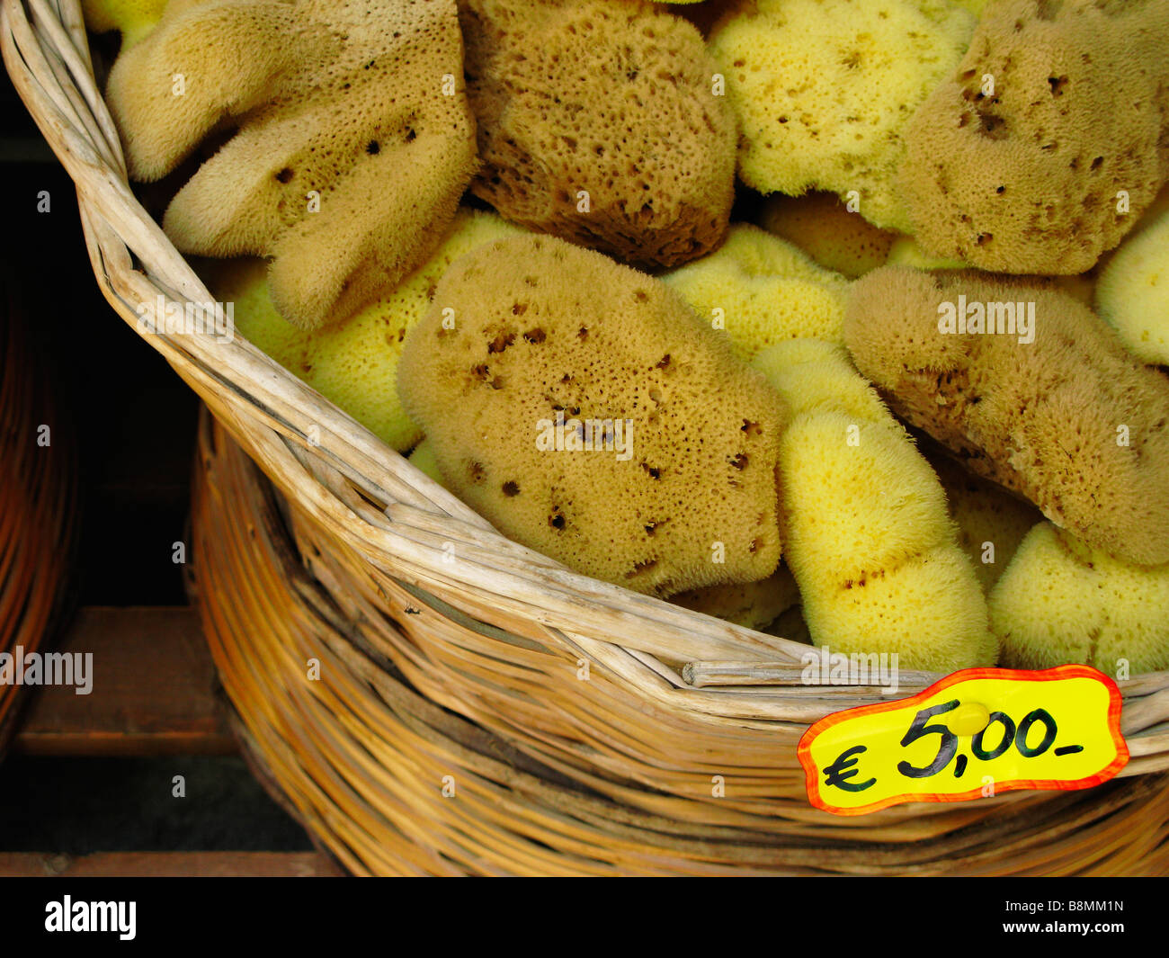 Ein Korb mit natürlichen Schwämmen auf Verkauf in Rethymnon Kreta Griechenland Stockfoto