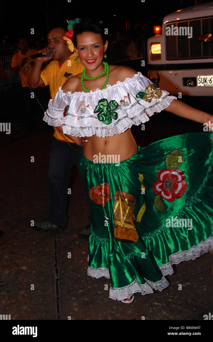 Junge schöne Frau maskiert auf der Straße während der Karneval von Barranquilla, Atlantico, Kolumbien, Südamerika Stockfoto