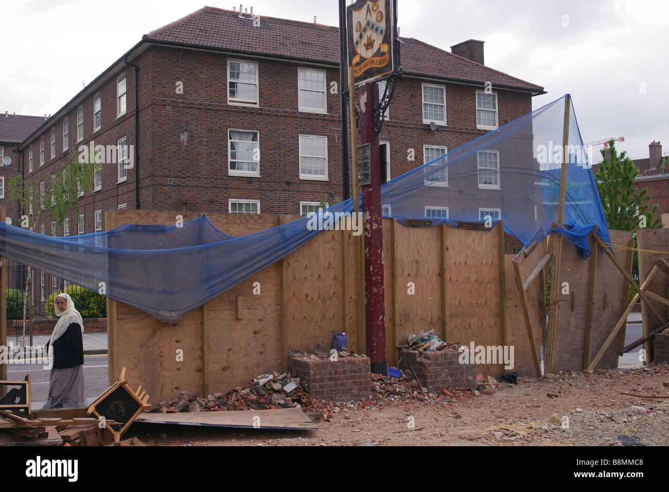 Eine Frau aus Bangladesch geht es vorbei an der Horten außerhalb einer abgerissenen Gastwirtschaft. Stockfoto