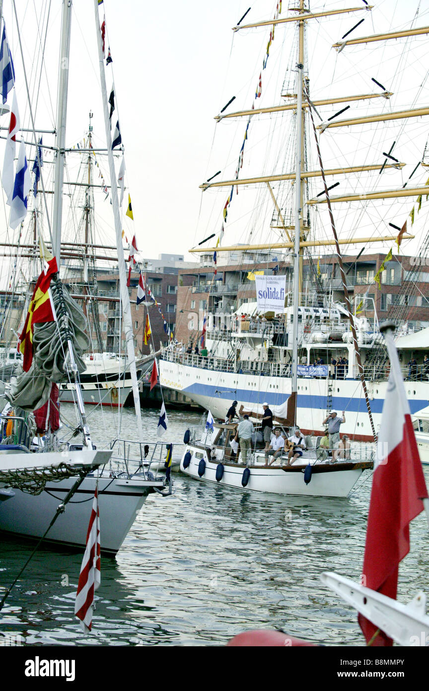 Tall Ships' Races Ostsee 2003 Turku. Schiffe am Liegeplatz Aura Fluss für nur zur redaktionellen Verwendung. Stockfoto