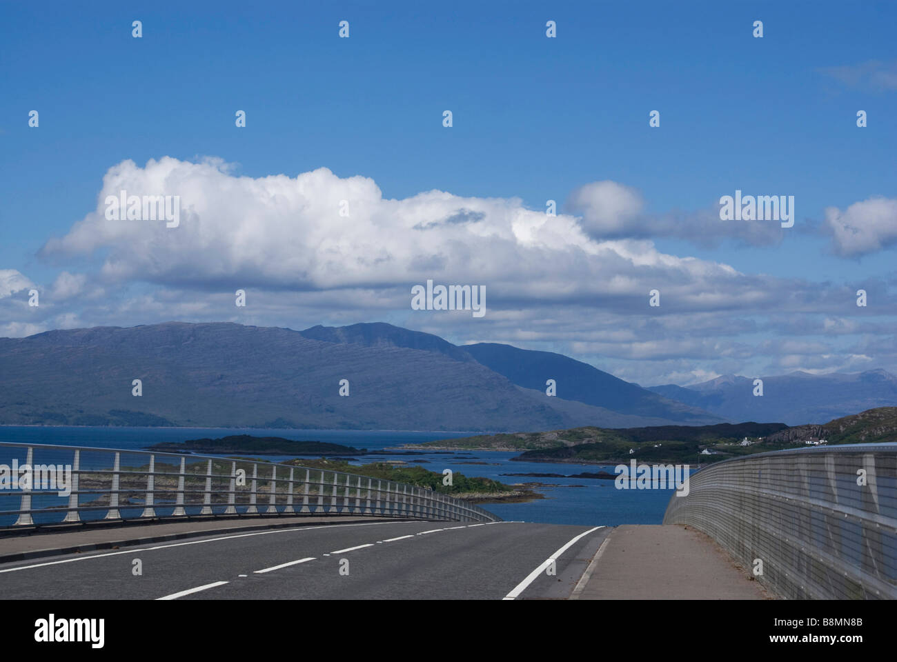 Blick über die Straße auf der Skye Bridge, Schottland Stockfoto