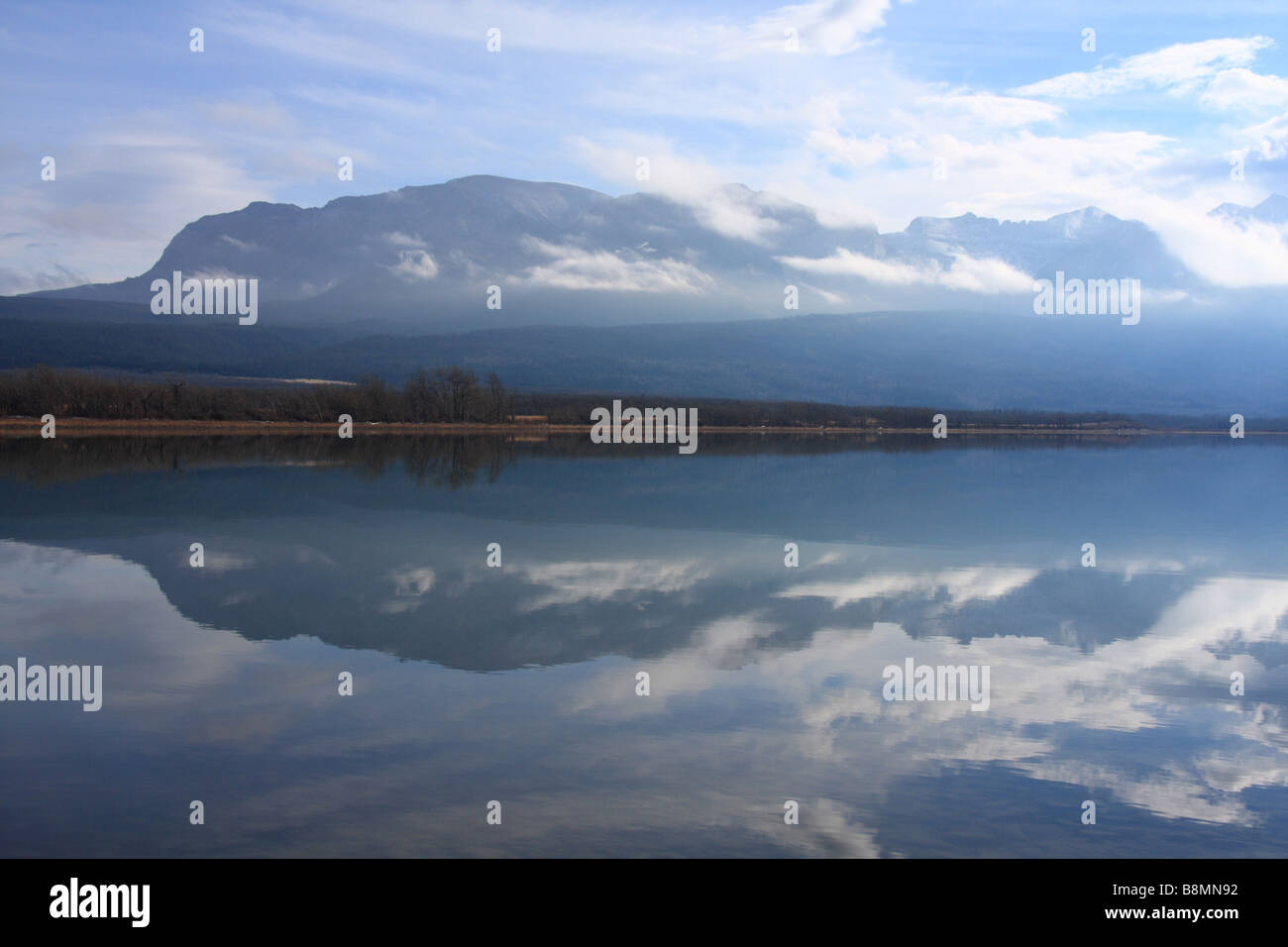 Berg-Reflexionen in der Waterton Lakes National Park, Alberta Stockfoto