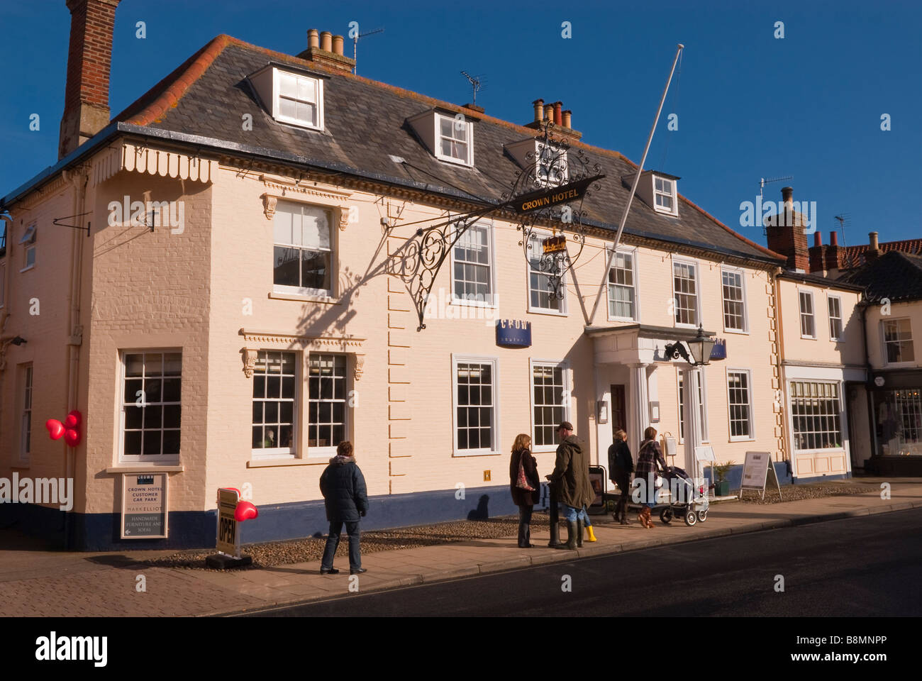 Das Crown Hotel mit Menschen zu Fuß durch in Southwold, Suffolk, Uk Stockfoto