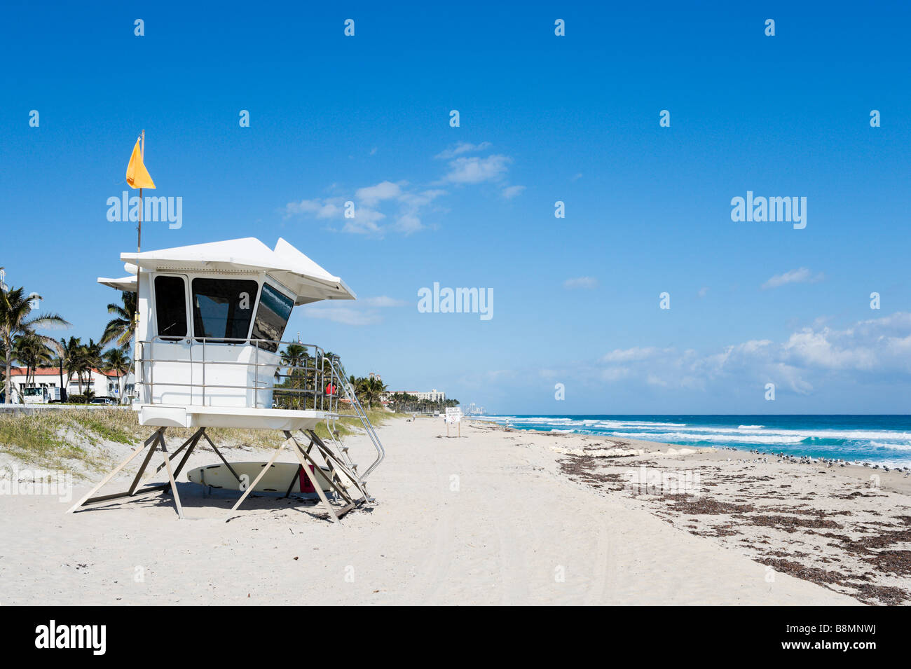 Rettungsschwimmer-Hütte am Strand in der Nähe der Kreuzung von South Ocean Boulevard und brasilianische Avenue, Palm Beach, Gold Coast, Florida Stockfoto