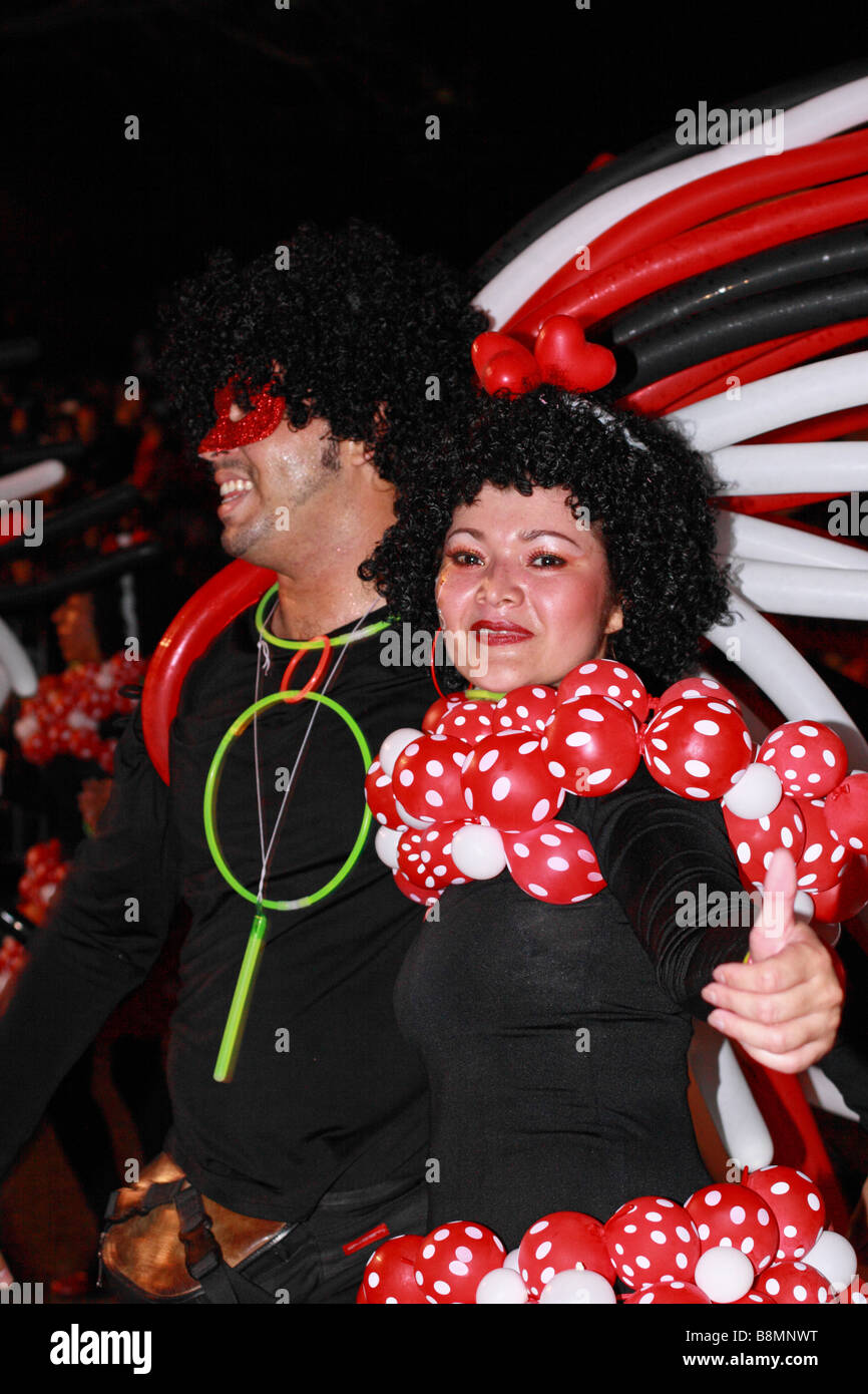 Junge schöne Frau mit einem Mann maskiert auf der Straße während der Karneval von Barranquilla, Atlantico, Kolumbien, Südamerika Stockfoto